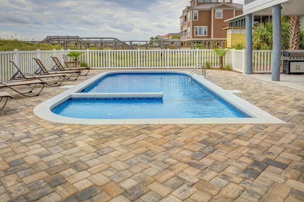 Comment créer un coin détente minimaliste près de votre piscine ?