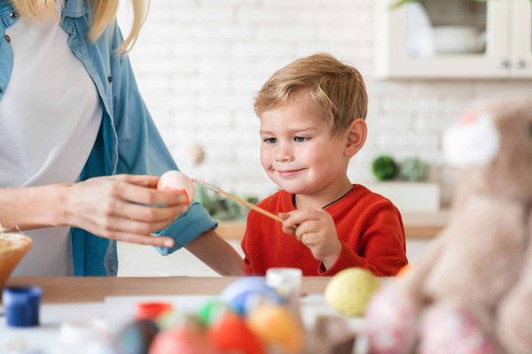 Créer un havre avec du papier peint chambre bébé