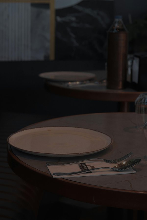 Table ronde extensible en stratifié : un choix économique et esthétique